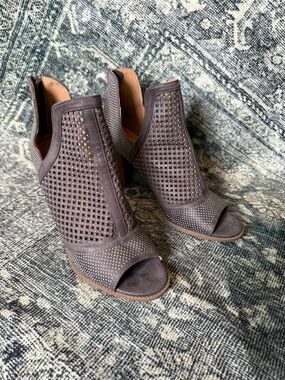 Report Women's Gray Peep-Toe Cutout Booties Sz 11